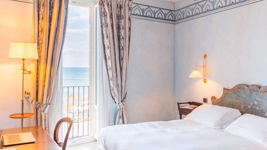 Algilà charme hotel Ortigia bedroom with a sea view for Valentine's day in Europe