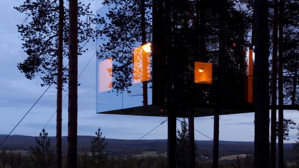 The mirror cube room at the The Tree House Hotel Sweden for Valentine's day in Europe