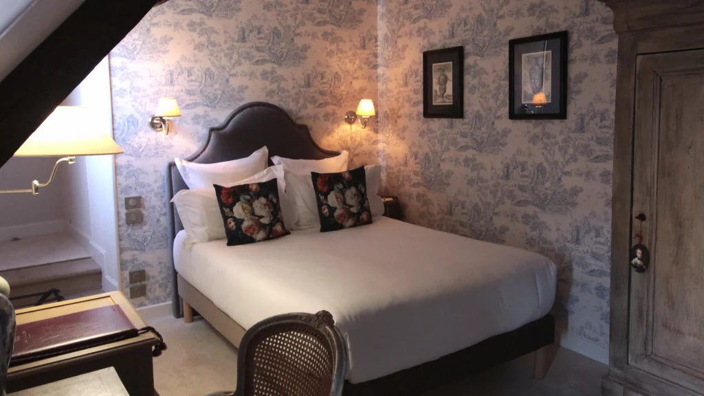 Bedroom 21 - Hotel de la Poste - Avallon, Burgundy