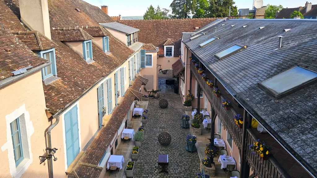 Photo of the courtyard of the Hotel de la Poste - Avallon, Burgundy