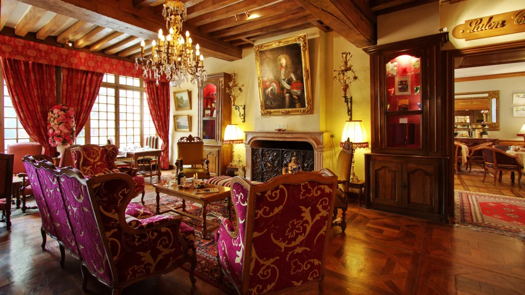 an image of the salon at the 5-star hotel Le Cep in Beaune, Burgundy